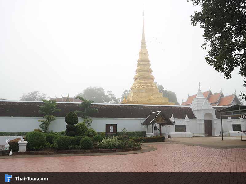 ช่วงเช้าของวัดพระธาตุแช่แห้ง มีหมอกบางๆ