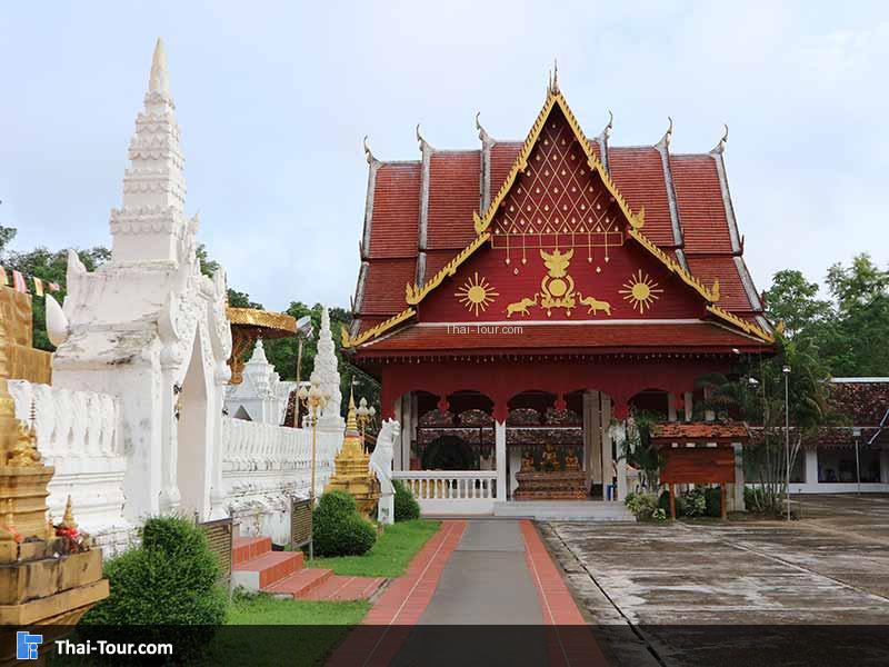 ด้านหน้าพระธาตุ