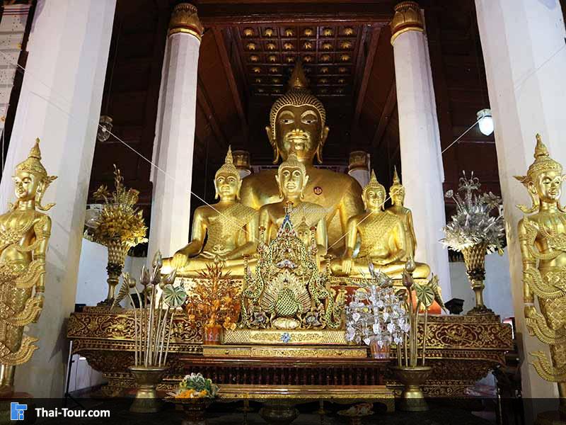 พระประทานด้านในพระอุโบสถ