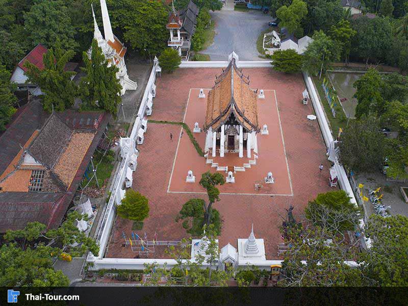 หน้าพระอุโบสถวัดปราสาท (หลังฝนตก)