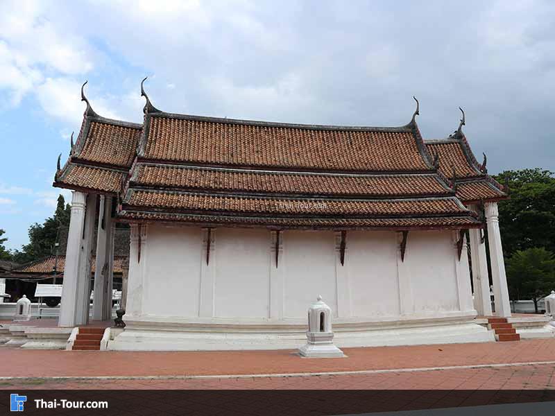 มหาอุต คือ ไม่มีช่องหน้าต่าง ประตูเข้าออกทางเดียว คล้ายๆกับที่วัดหน้าพระเมรุ จ.พระนครศรีอยุธยา