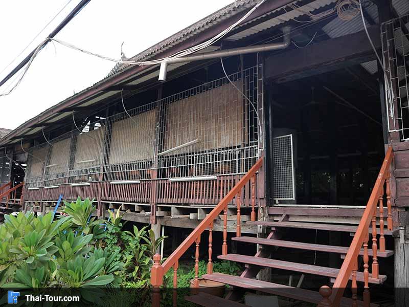 ศาลาไม้ทรงไทย ทรุดโทรมไปบ้างตามกาลเวลา