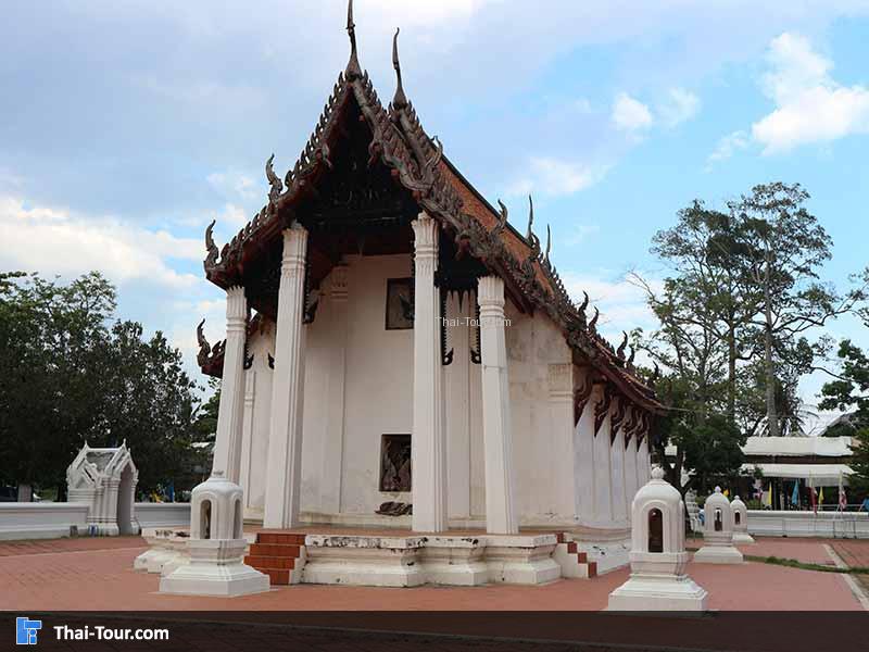 พระอุโบสถ เข้า-ออกทางเดียว (ด้านหลังพระอุโบสถ)