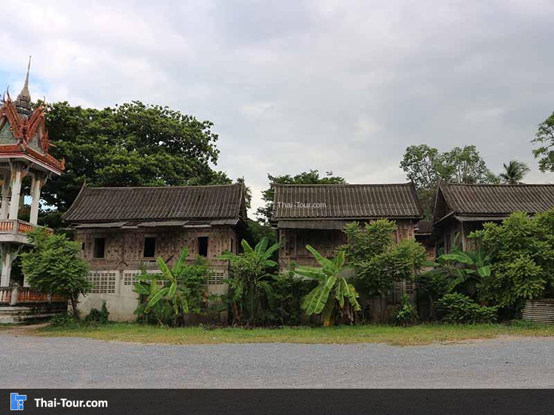 กุฎิเรือนไม้วัดปราสาท ดูขลัง