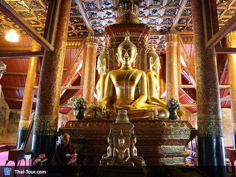 พระประทานภายในพระอุโบสถ