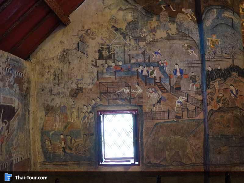 หน้าต่างด้านบนมีภาพจิตรกรรมฝาผนัง