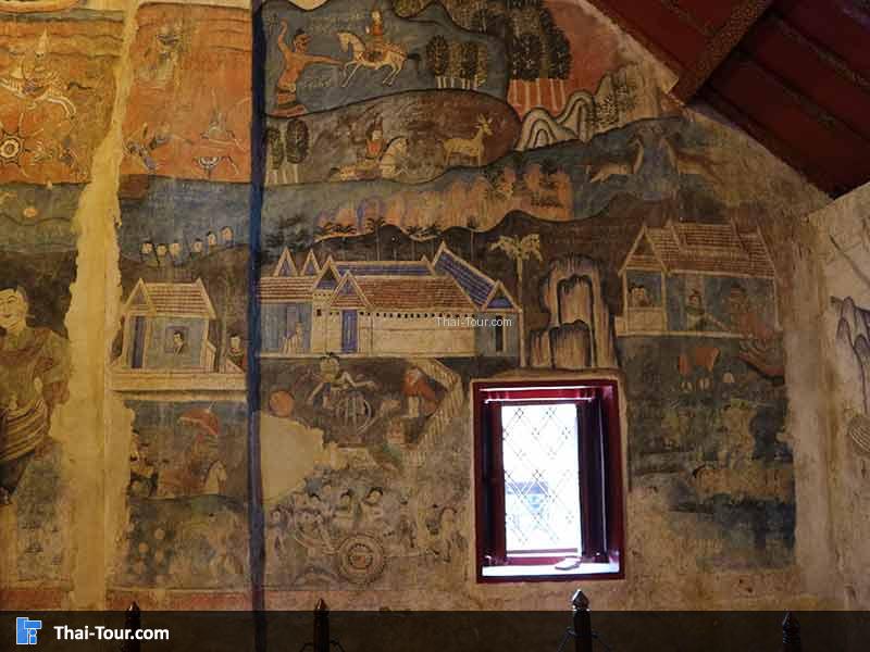 หน้าต่างด้านบนมีภาพจิตรกรรมฝาผนัง