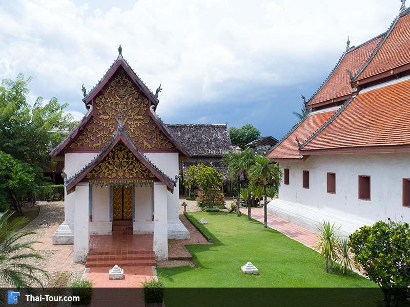 โบสถ์ข้างๆ พระอุโบสถ ของวัดหนองบัว