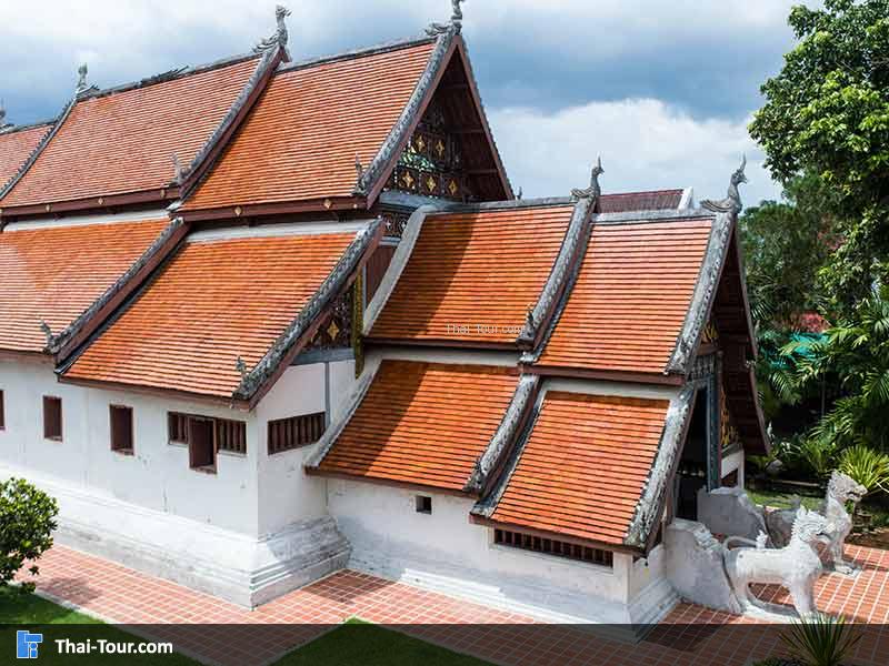 มุมด้านข้างของวัดหนองบัวมองเห็นหลังคาชัดเจน