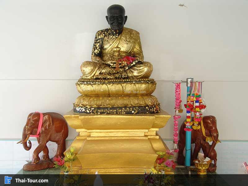 พระประธานภายในวิหาร