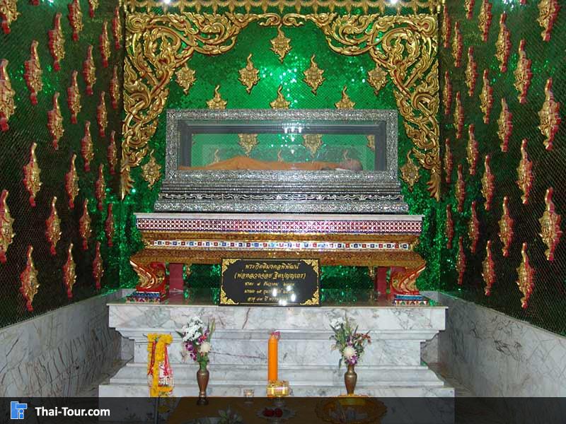 หลวงพ่อ้อย ฐิตปุญญเถร จุดกราบไหว้