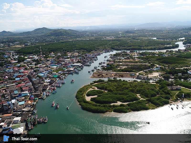 ปากน้ำปราณ เป็นจุดที่เรือประมงจอดเทียบ