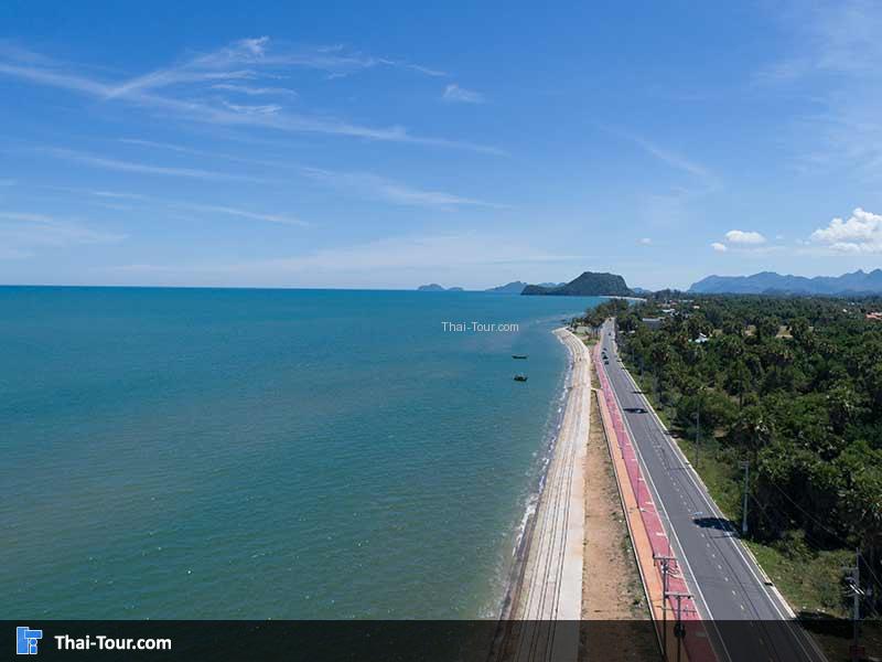 มุมสูงวิวริมถนนกับทะลสวยๆ