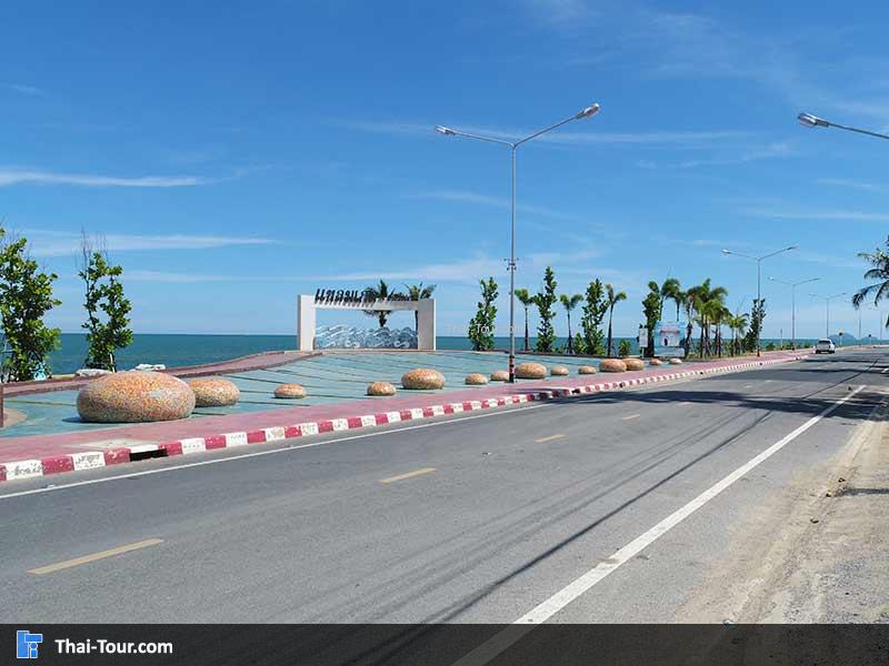 ริมถนนที่เงียบสงบ ไม่มีรถผ่านสักคัน