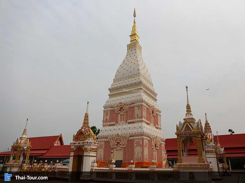 ด้านหน้าพระธาตุเรณูนคร