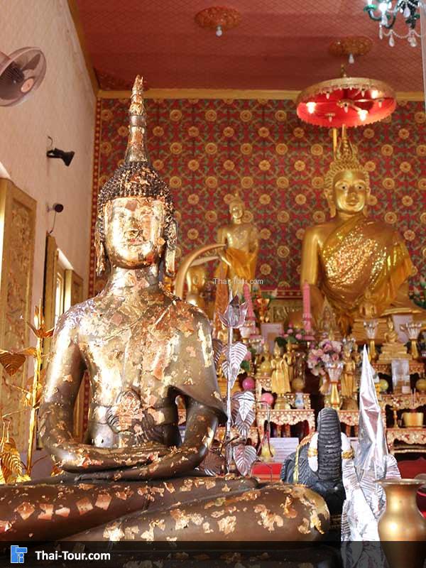 พระประทานภายในพระอุโบสถ