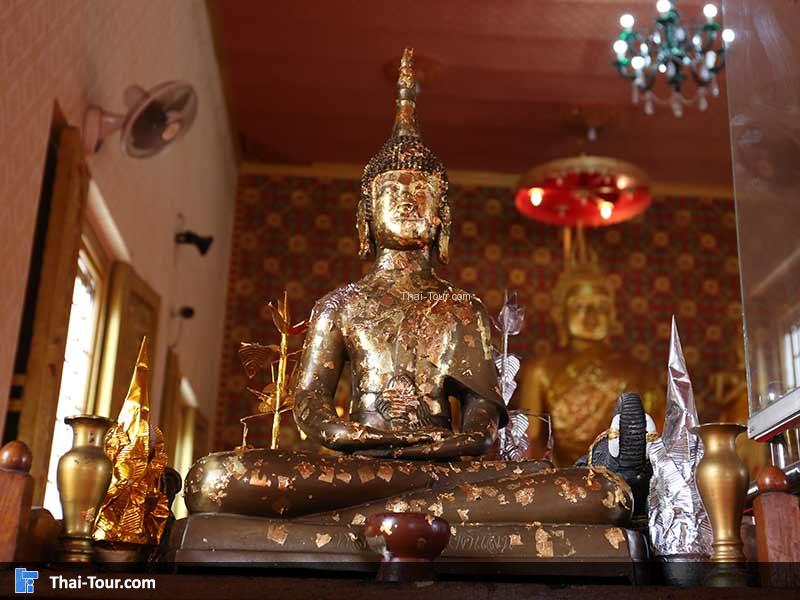 พระประทานภายในพระอุโบสถ