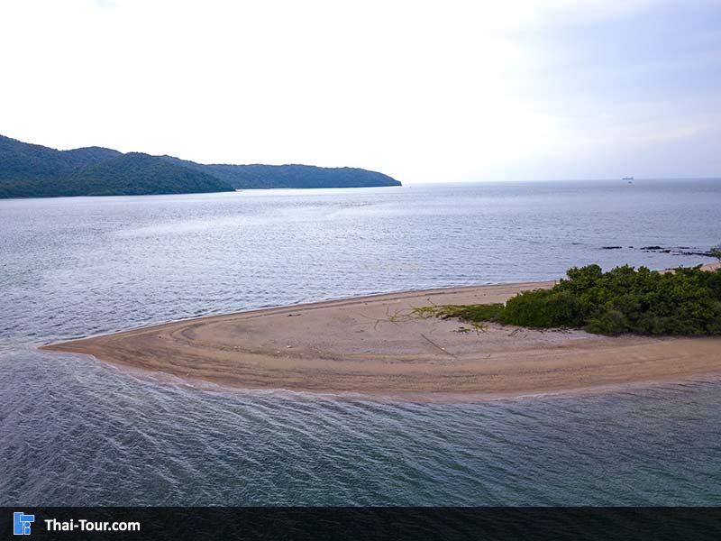 บรรยากาศหน้าชายหาด ถ้าน้ำลดทะเลจะแหวกเห็นอีกเกาะครามใหญ่