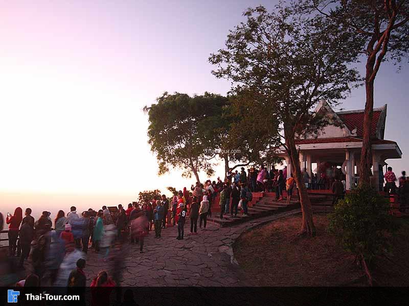 คนมารอชมพระอาทิตย์ขึ้นเยอะมาก