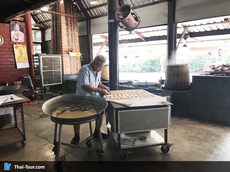 ขนมโบราณหาได้จากตลาดน้ำดำเนินสะดวก