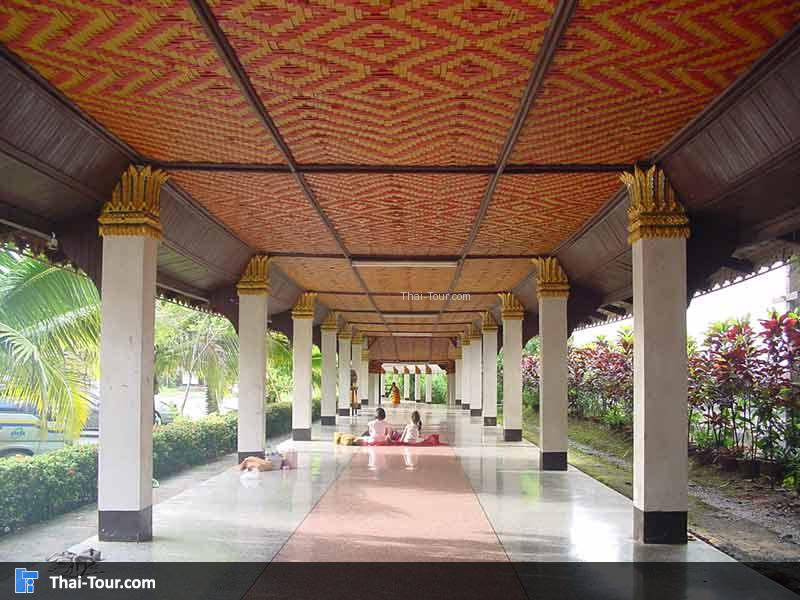 ระเบียงทางเดินรอบโบสถ์