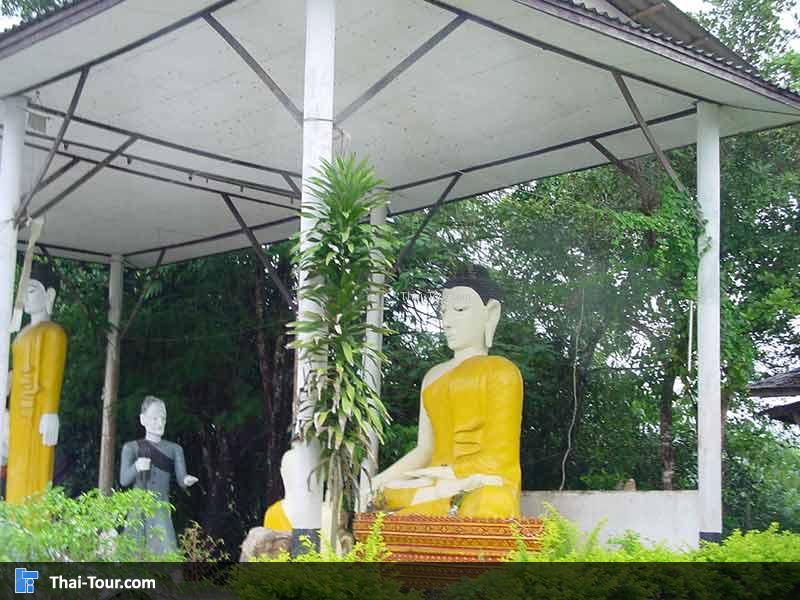 พระพุทธรูปข้างเจดีย์