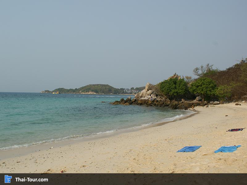 บริเวณหาดตายาย โดยเป็นหาดที่มีขนาดเล็กที่อยู่บนเกาะล้าน