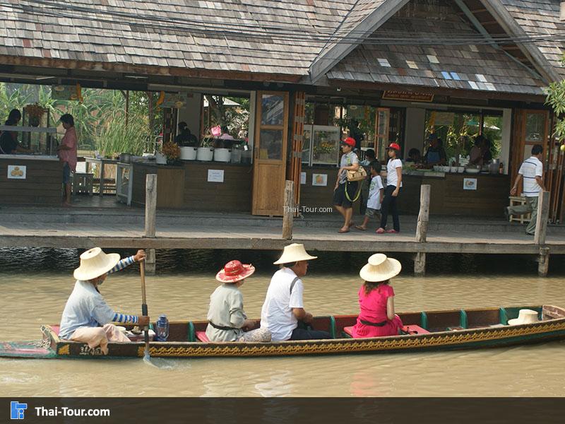 เรือพานักท่องเที่ยวไปเที่ยว