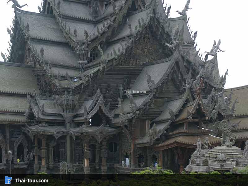 ด้านหน้าตัวปราสาทสัจธรรม