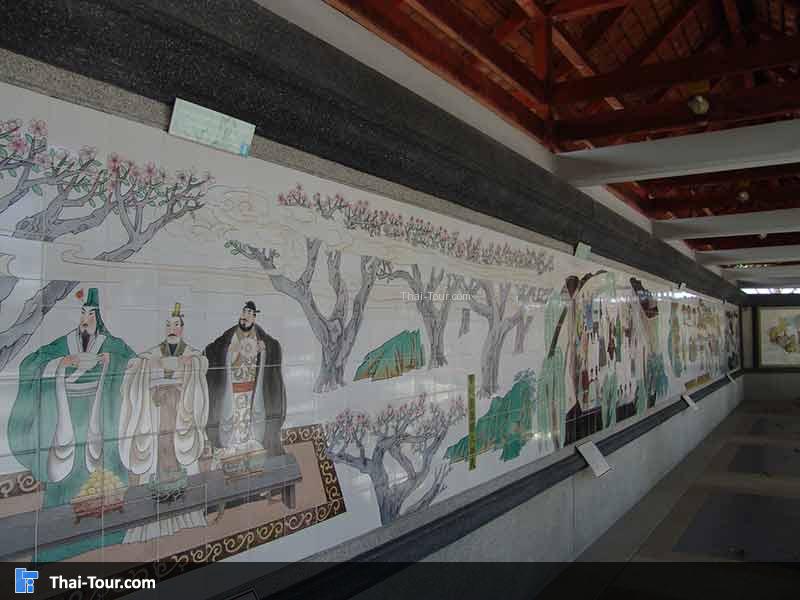 กำแพงบริเวณทางเดินจะเป็นภาพที่เล่าถึงประวัติศาสตร์และเรื่องราวต่างๆ