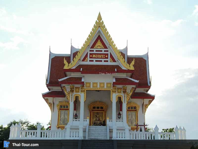 ด้านหน้าของหอพระตั้งอยู่บนถนนวชิรปราการห่างจากศาลากลางจังหวัด