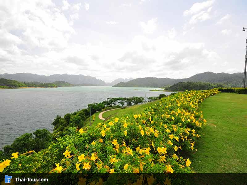 บรรยากาศรอบๆ เขื่อนรัชประภา