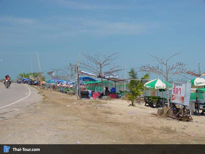 เรือประมงจอดเทียบเรือ
