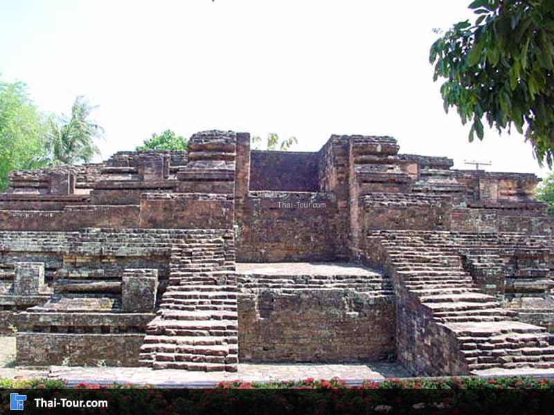 ฐานด้านล่างลักษณะเป็นรูปสี่เหลี่ยม