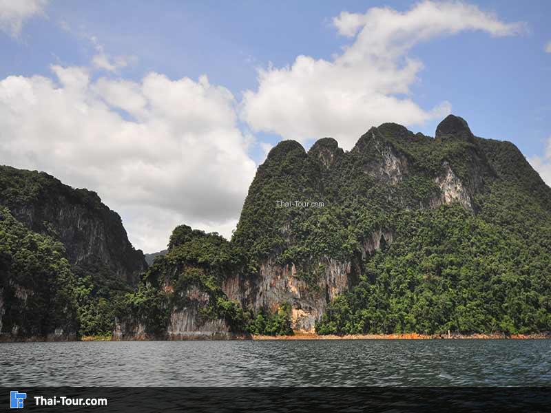 เขาสกล้อมรอบด้วยวิวภูเขาสวยๆ