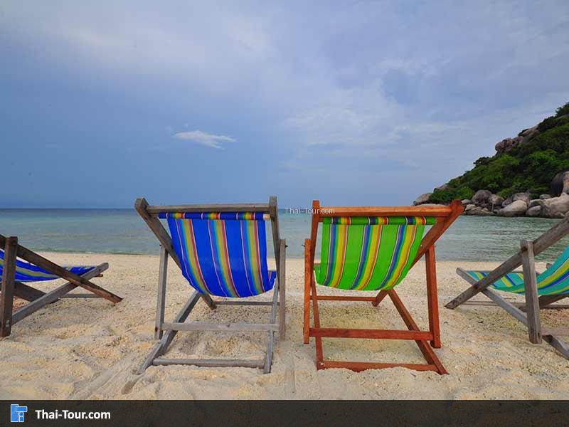 เก้าอี้ผ้าใบริมชายหาด