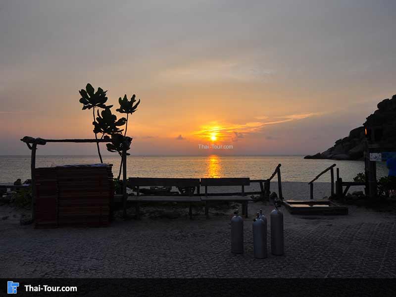 พระอาทิตย์ขอบปลายทะเลสวยๆ