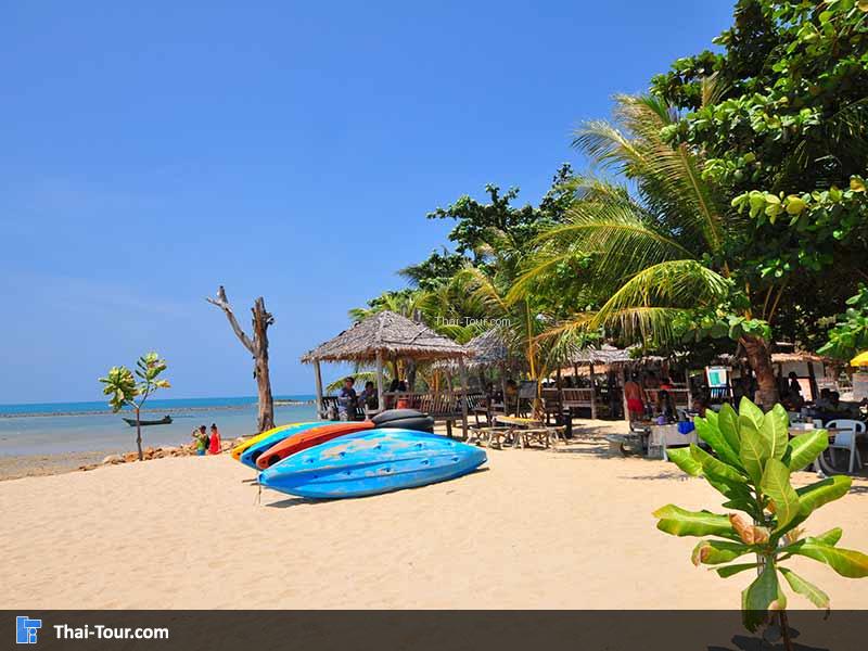 บริเวณชายหาดสามารพักผ่อน ชมบรรยากาศรอบๆ ทะเลได้