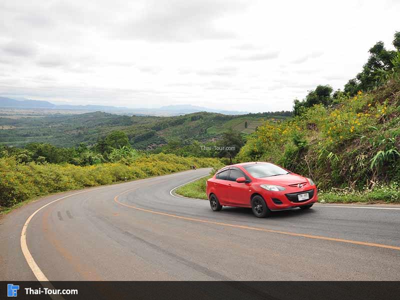 บรรยากาศถนน กับรถสีแดงเข้ากันมาก