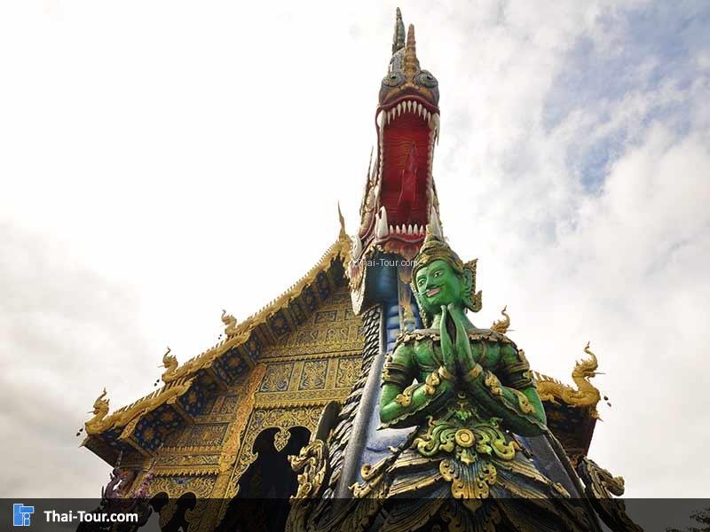 ด้านหน้าพระวิหารมีมังกร
