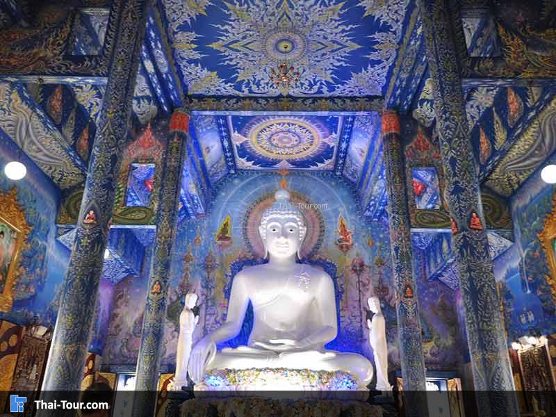 พระพุทธรัชมงคลบดีตรีโลกนาถ พระประธาน สีขาวมุกขนาดหน้าตักกว้าง 5 เมตร สูง 6.5 เมตร