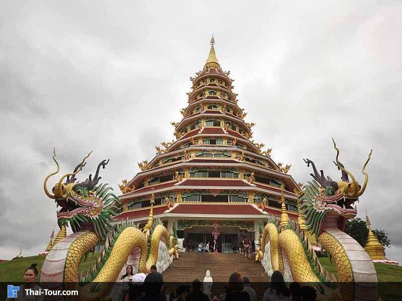 ทางขึ้นเจดีย์จะมีมังกรคู่