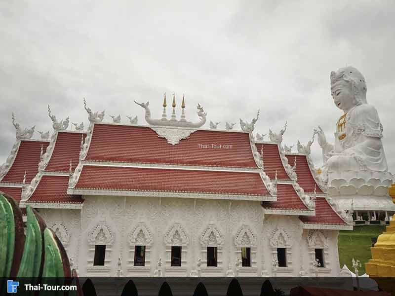 อุโบสถ ด้านหลังเป็นเจ้าแม่กวนอิม