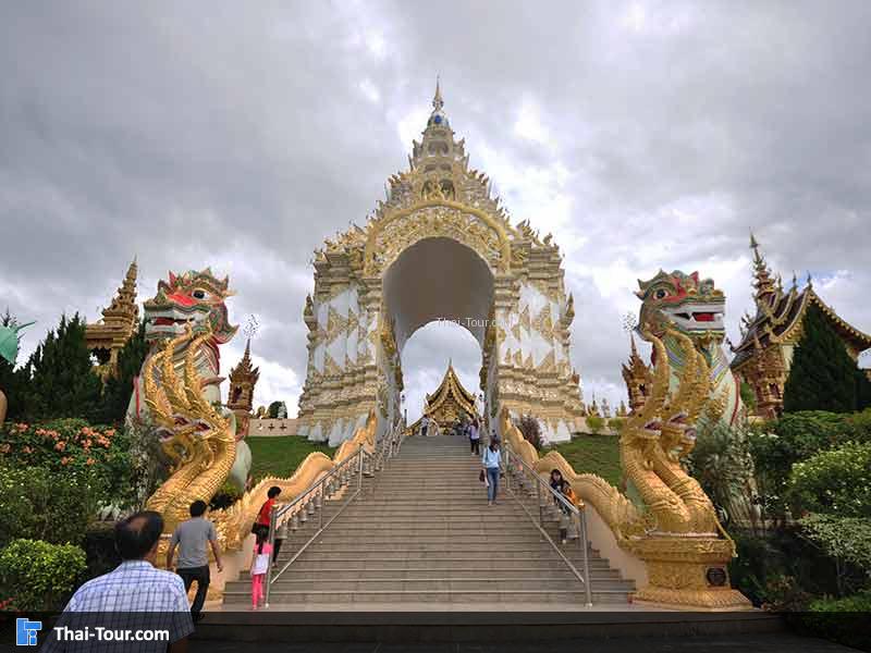 บรรไดทางขึนเดินเข้าไป