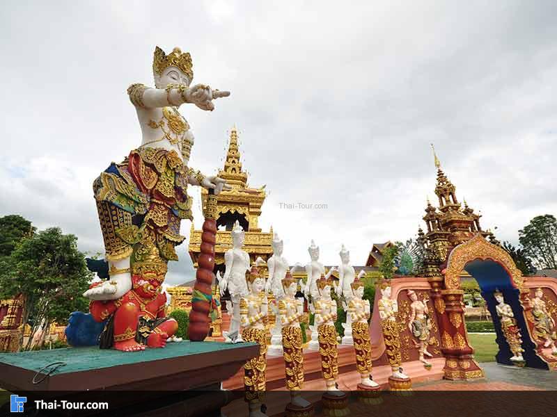 นพระพุทธเจ้า 4 พระองค์ คือ พระกกุสันธพุทธเจ้า พระโกนาคมนพุทธเจ้า พระกัสสปพุทธเจ้า พระโคตมพุทธเจ้า มีสิงห์คู่ตัวใหญ่