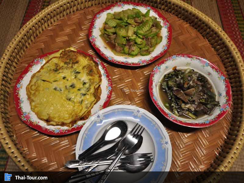 อาหาร 3 อย่าง สำหรับ 2 ท่าน ราคา ท่านละ 100 บาท