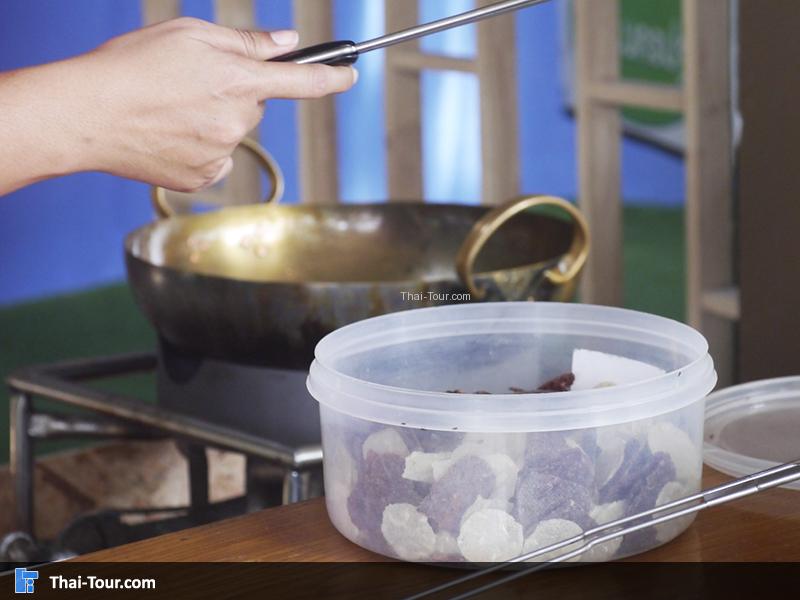 การทอดข้าวตัง บ้านศาลาดิน