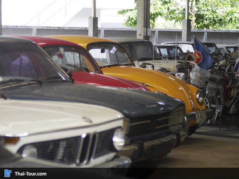 เดินชมรถโบราณ