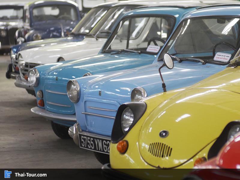 เดินชมรถโบราณแบบเพลินๆ