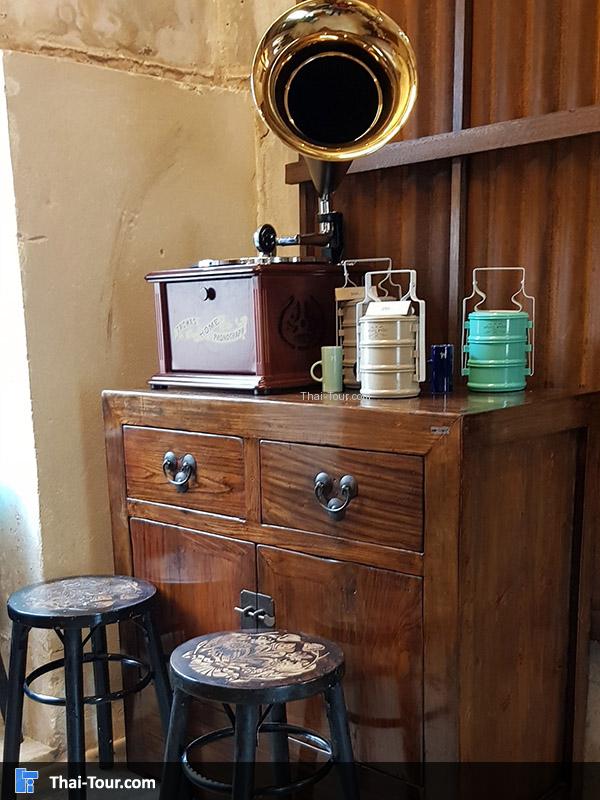 นั่งฟังเพลงจากแผ่นเสียง